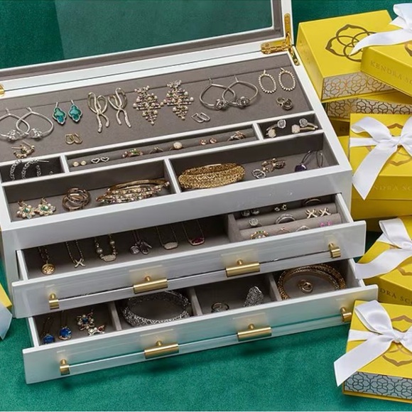 Kendra Scott
Large Antique Brass Jewelry Box In White Lacquer - Picture 6 of 12